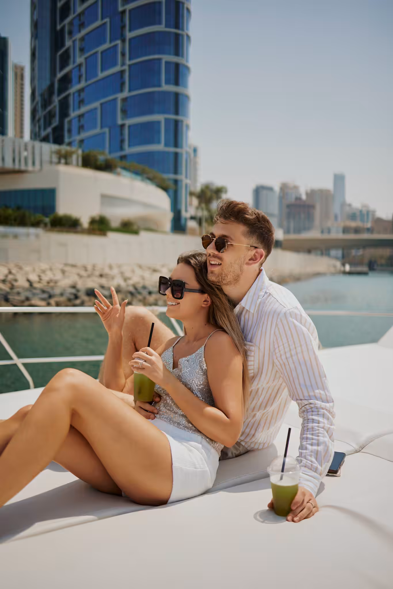dubai couple photographer shooting on yacht and dubai desert 5