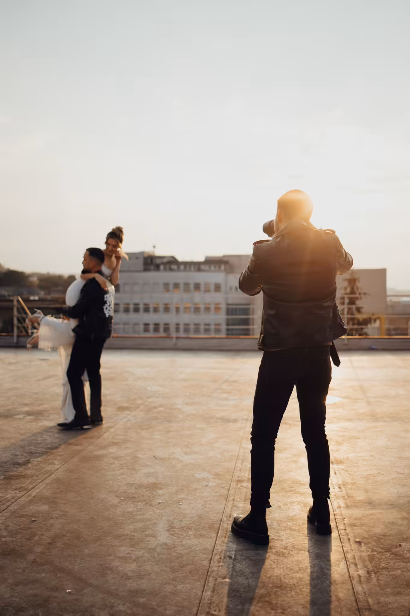 Majos Daniel fotografiind un cuplu la apus