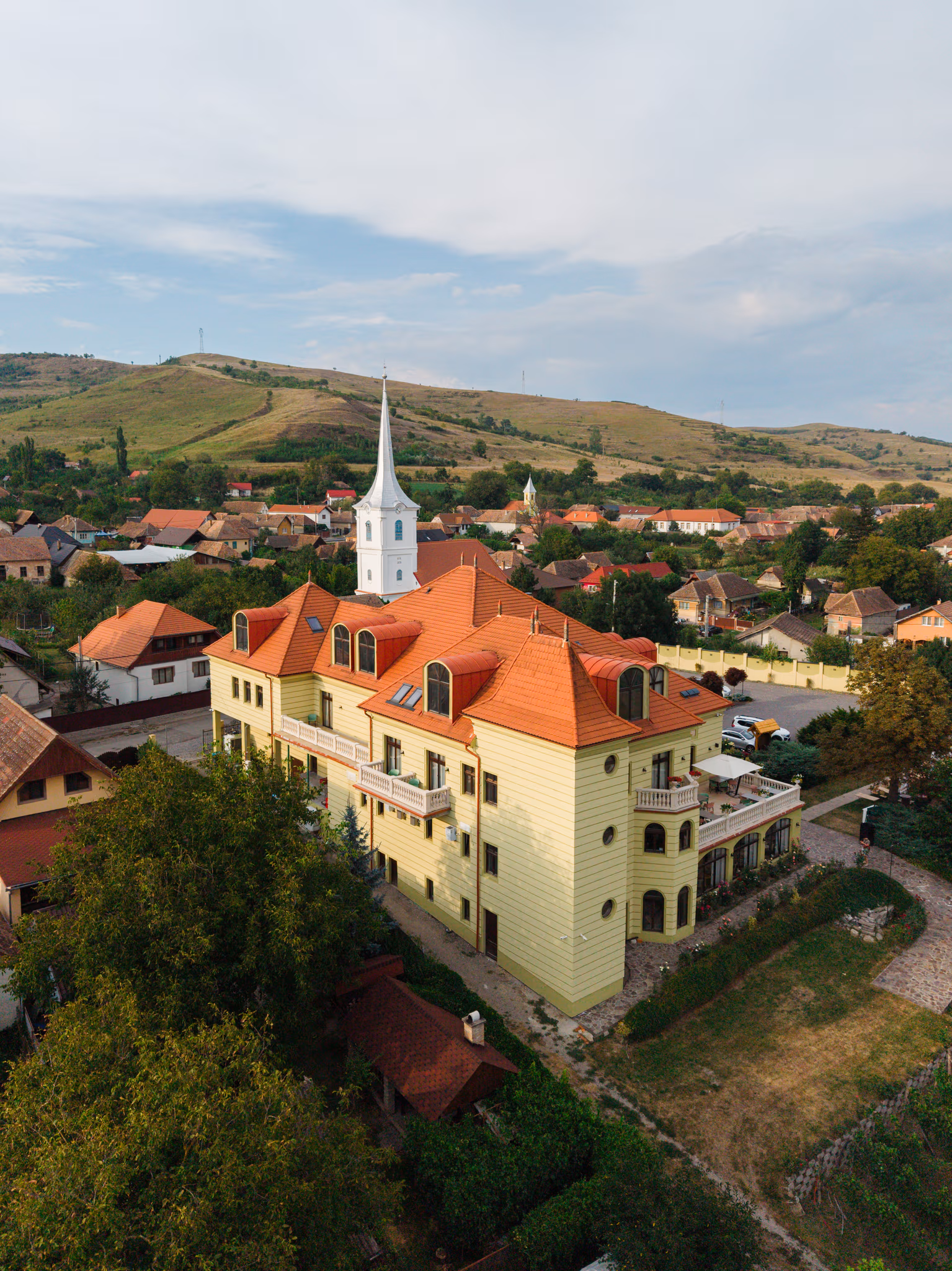 Poză aeriană nuntă la crama Petry Estate Winery Mureș