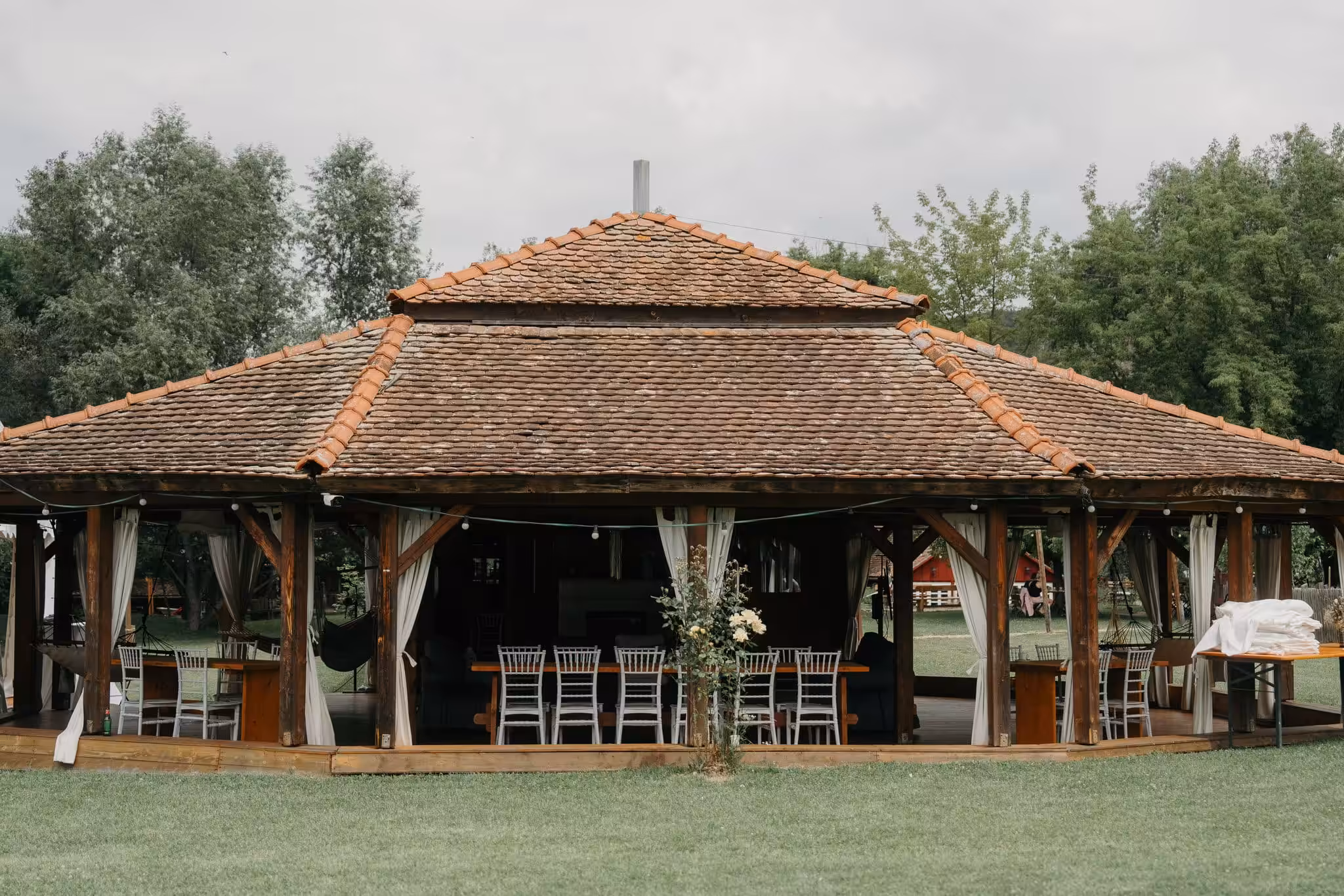 Fotograf nunta mures nunta in aer liber valea verde