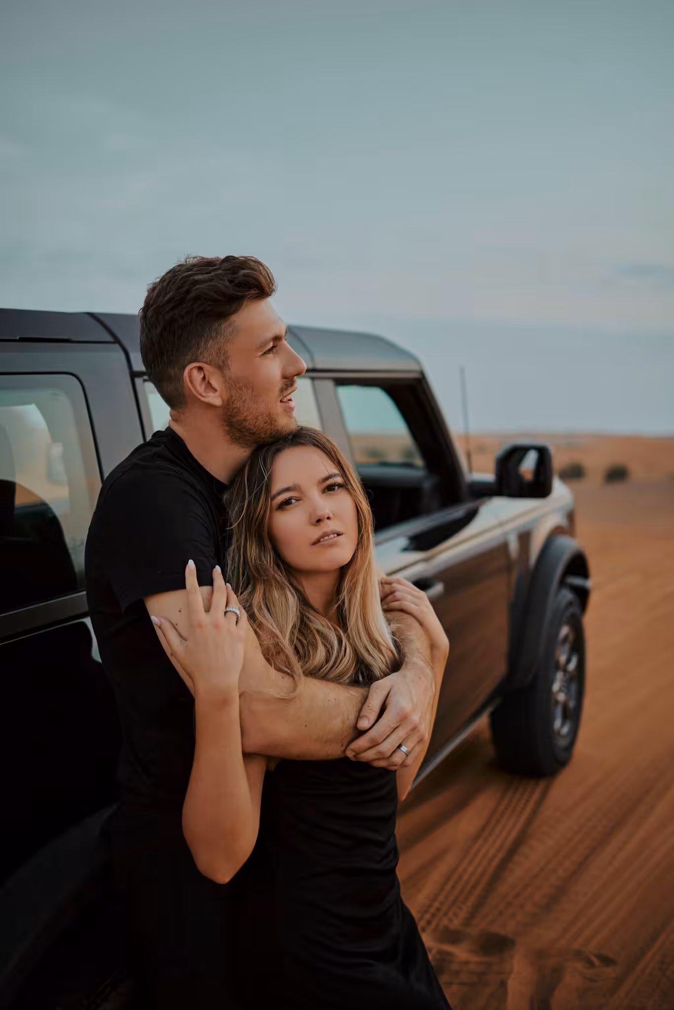 Dubai couple photographer shooting on yacht and dubai desert