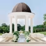 Cupola de cerimonii , decoruri florale albe la locație nuntă Symphony Lake Sibiu